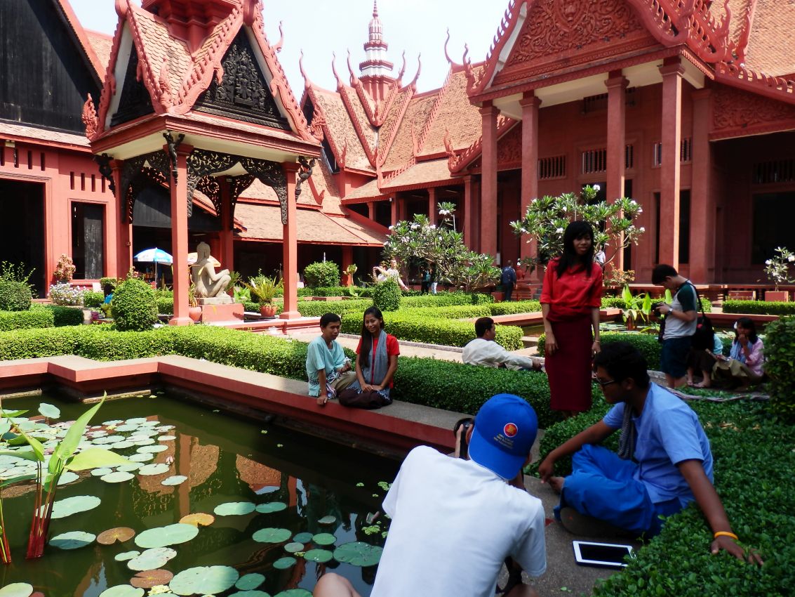 חצר מוזיאון האמנות בפנום פן בירת קמבודיה