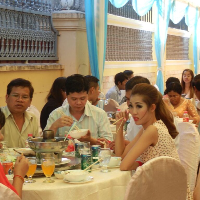 חתונה קמבודית שהוזמנו אליה