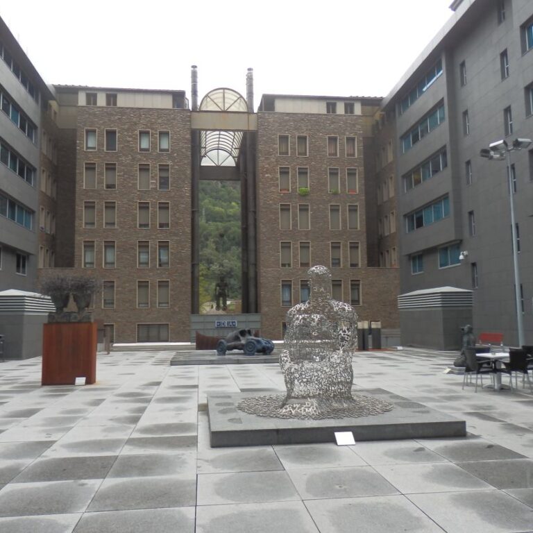 טיול בפירנאים, פסל רחוב באנדורה