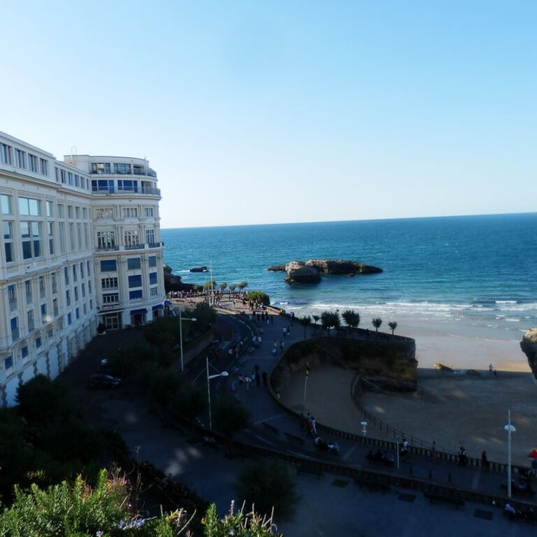 הטיילת בעיירת הנופש ביאריץ בצפון צרפת