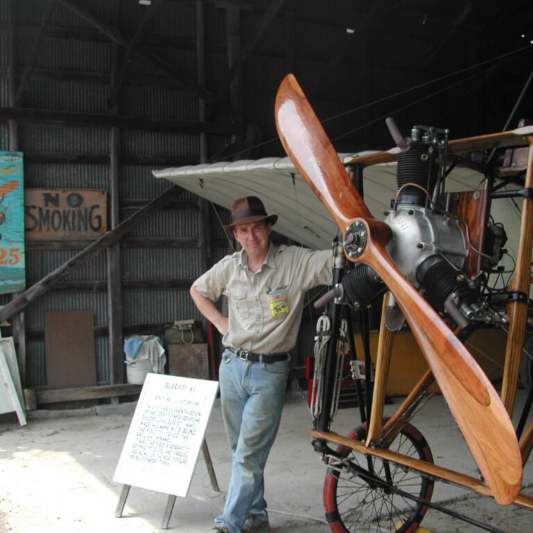 טייס חובב עם רפליקה של מטוס מ-1909 שעדין טס