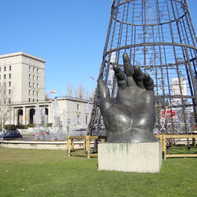 יד ענקית בכיכר במדריד