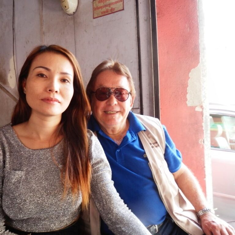 ידידה ויאטנמית שהתנדבה להדריכנו בקמבודיה