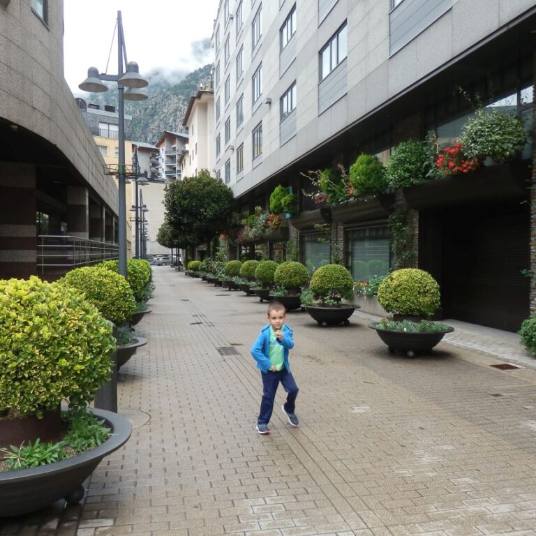 ילד בודד באנדורה