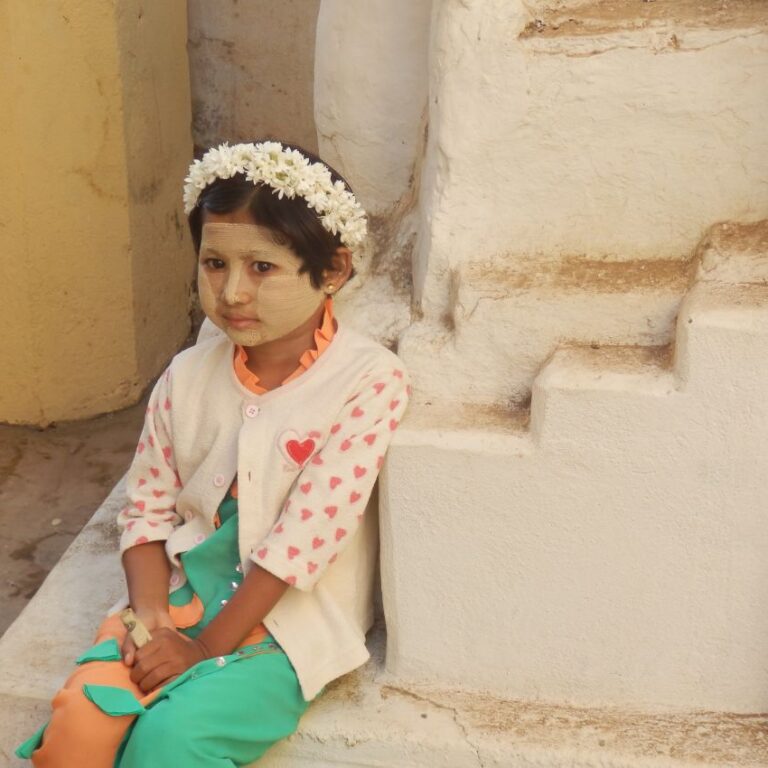 נערה מוכנה לטקס תפילה בודהיסטי