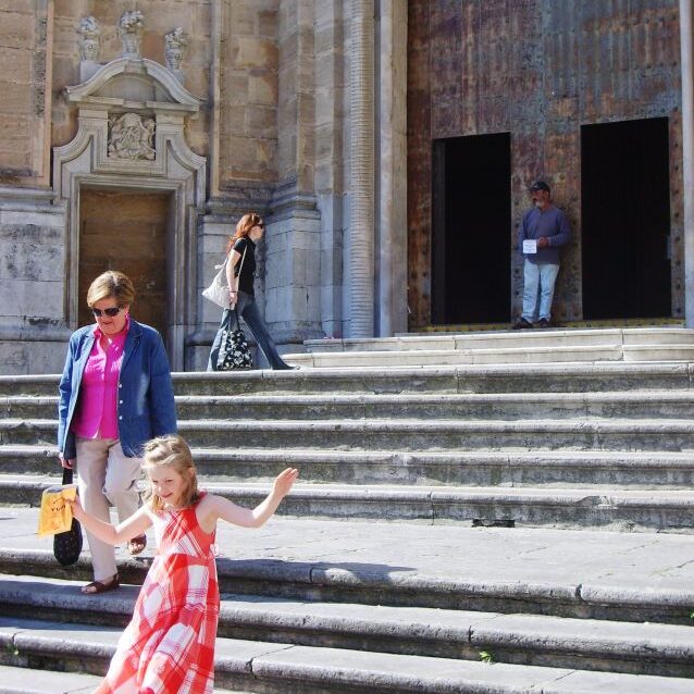 ילדה ספרדית במלגה מקפצת במורד הקתדרלה