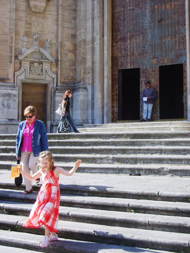 ילדה ספרדית במלגה מקפצת במורד הקתדרלה