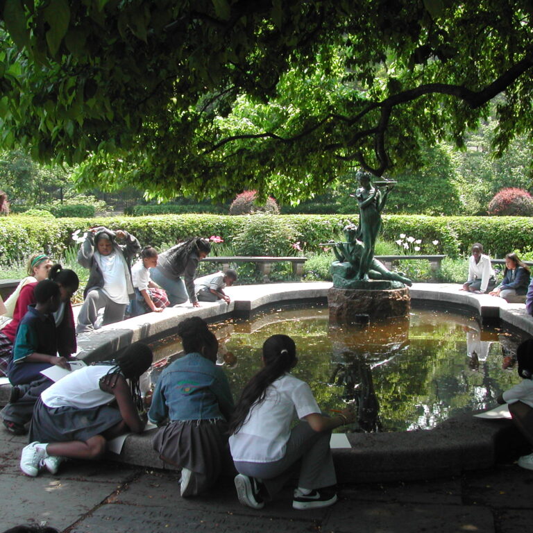 ילדות בהארלם סביב בריכת צפרדעים