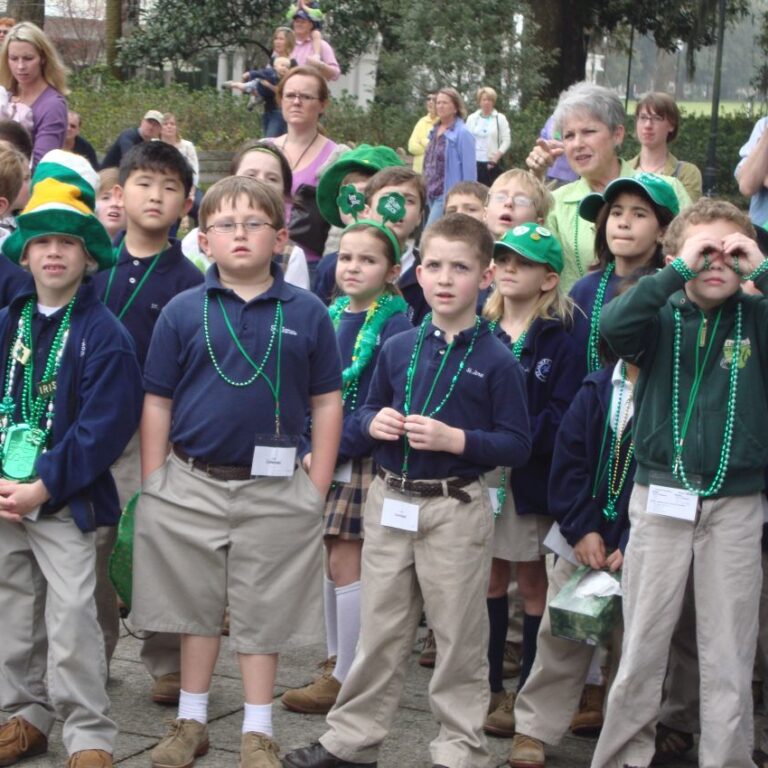 ילדים אמריקנים חוגגים את חג סט' פטריק הקדוש האירי
