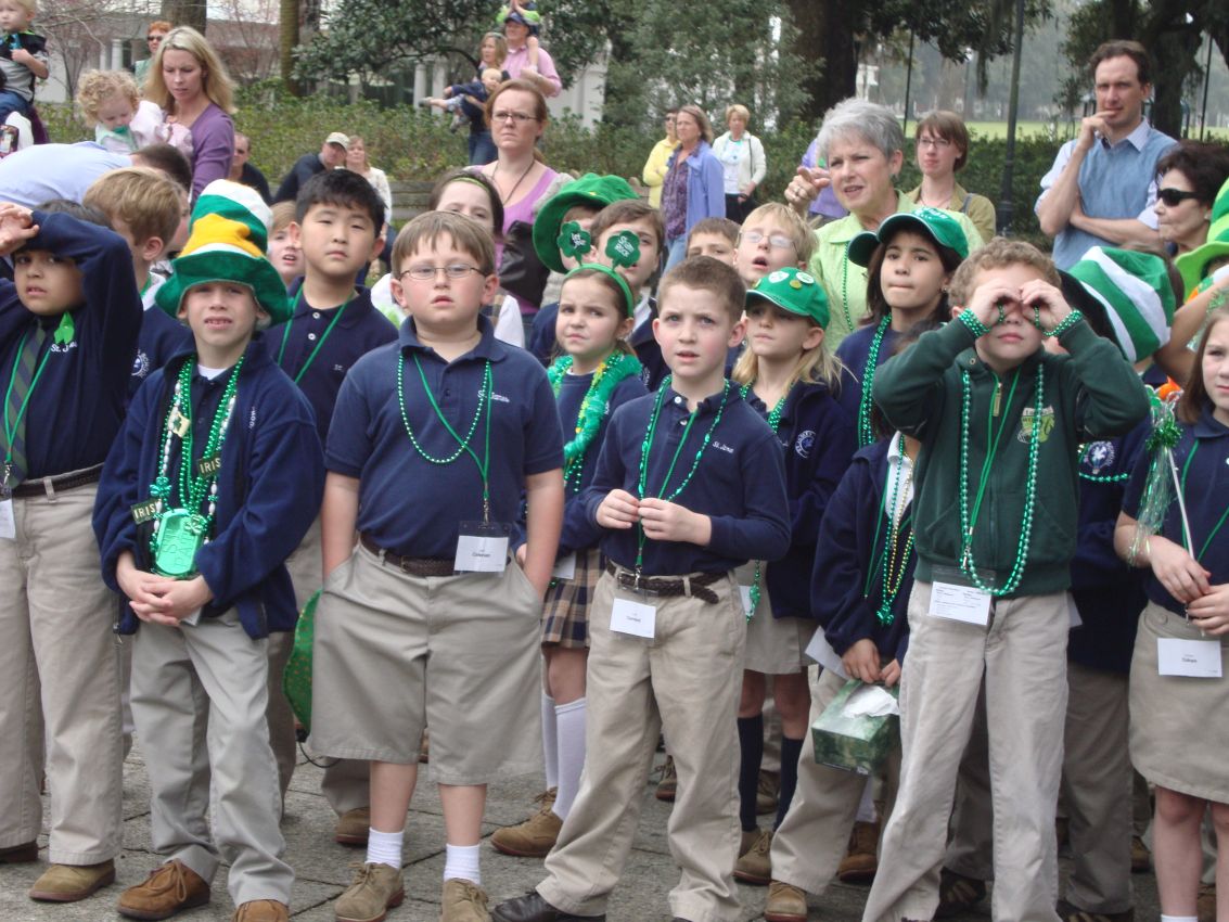 ילדים אמריקנים חוגגים את חג סט' פטריק הקדוש האירי