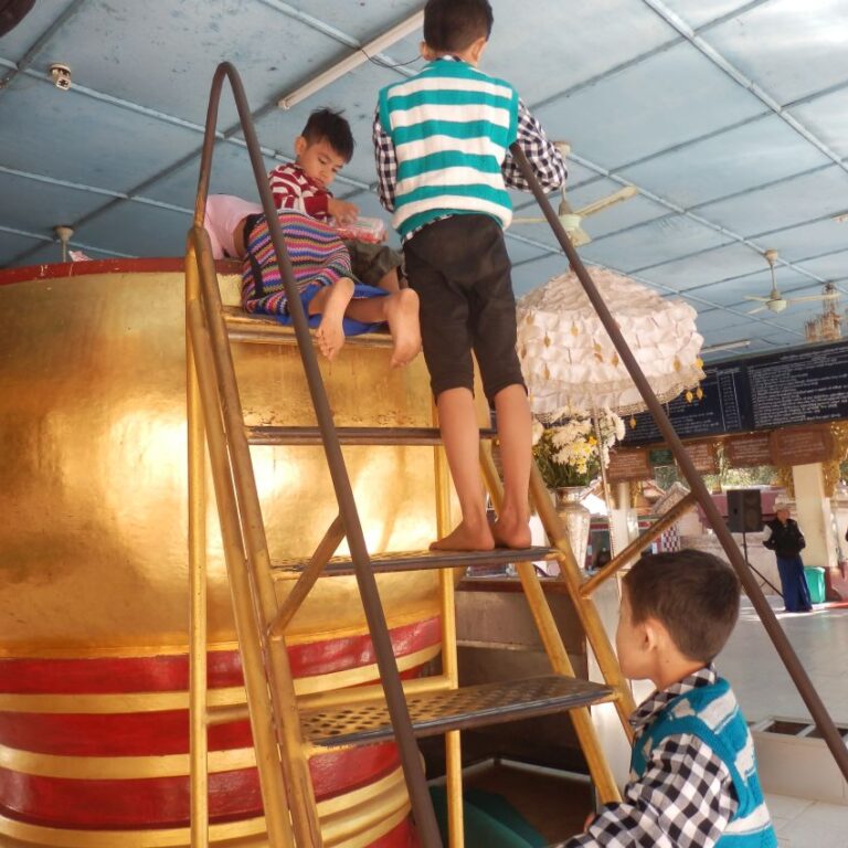 ילדים מטפסים על קערת ענק במקדש