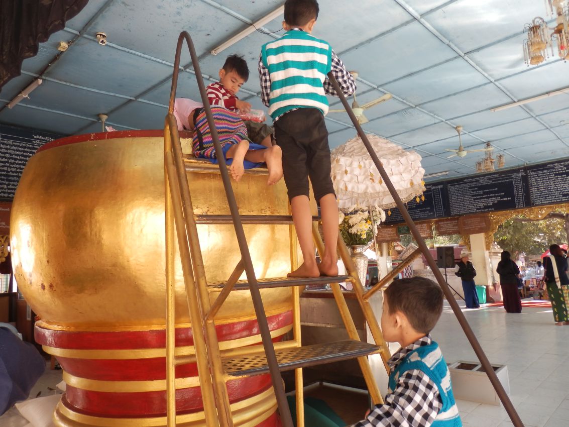 ילדים מטפסים על קערת ענק במקדש