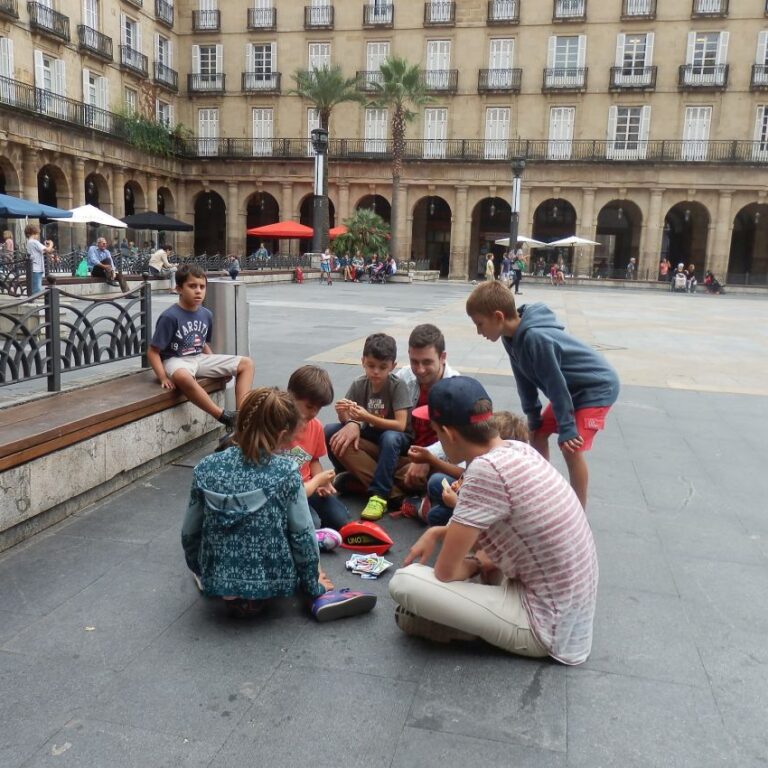 ילדים משחקים בפיאצה בעיר הבאסקית גרניקה
