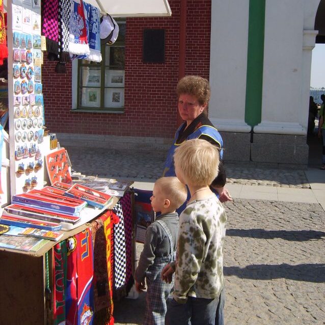 ילדים רוסים על רקע דוכן מזכרות