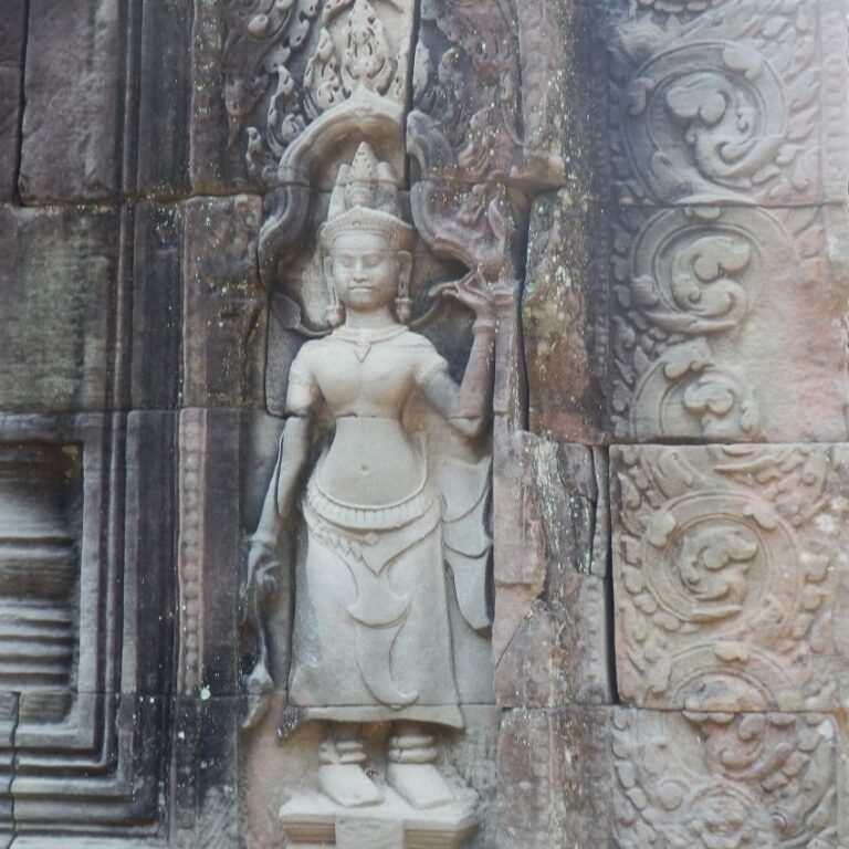 יצירות אמנות מגולפות על כתלי המקדש