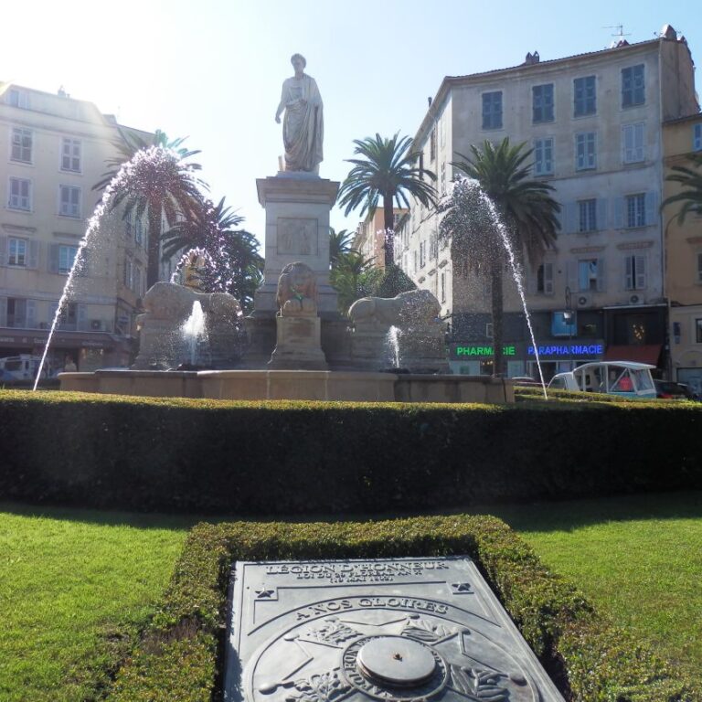 כיכר פאולי בעיר הצרפתית קורטה