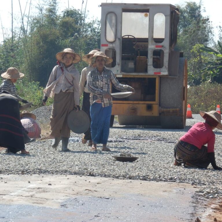 כך סוללים כביש במיאנמר