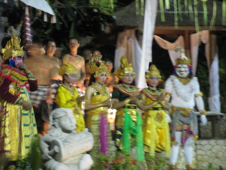 לבוש טקסי בכפר אינדונזי