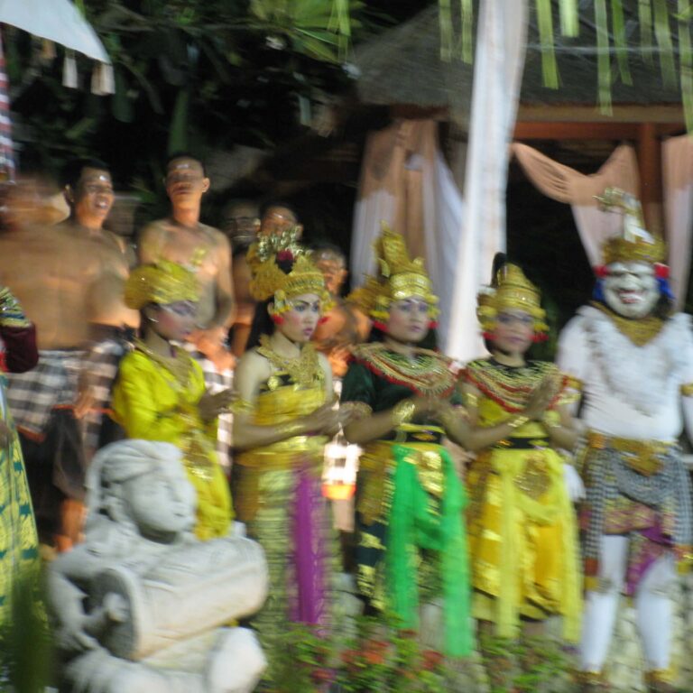 לבוש טקסי בכפר אינדונזי