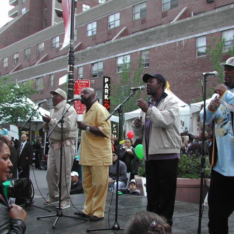 להקה מנעימה את הזמן לעוברים ושבים