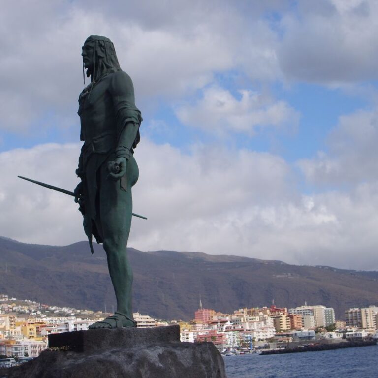 לוחם עומד על הכן בטננריף