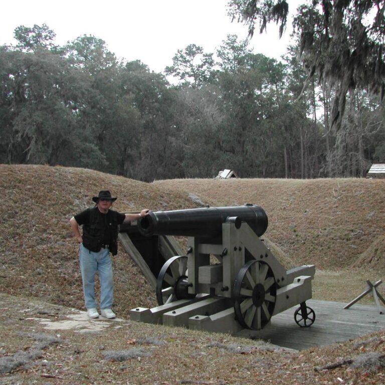 ליד תותח ממלחמת האזרחים בה נהרגו יותר מחצי מיליון אמריקנים