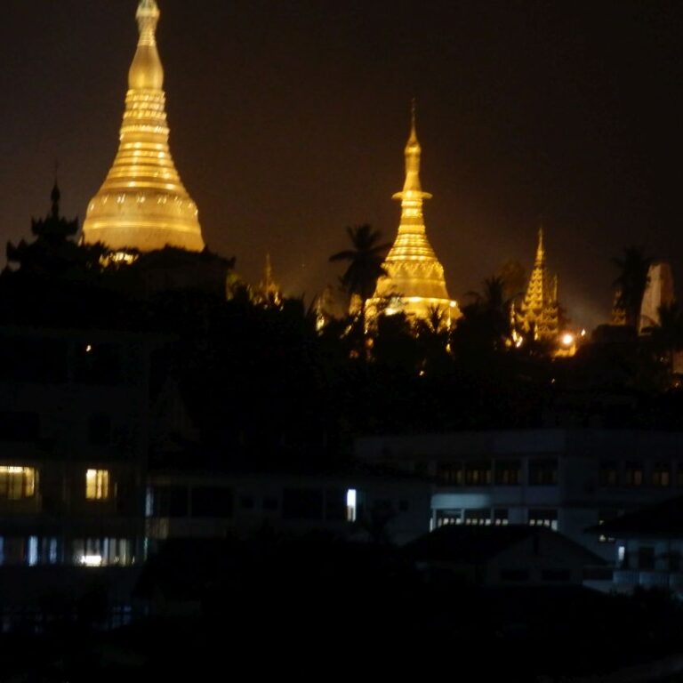 מגדלי הסטופות (הפעמונים) הבודהיסטים כפי שנראים מגג בית המלון בו התגוררנו