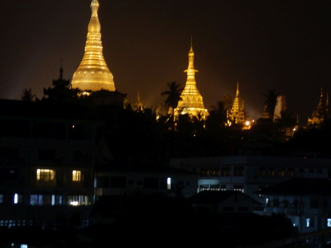 מגדלי הסטופות (הפעמונים) הבודהיסטים כפי שנראים מגג בית המלון בו התגוררנו
