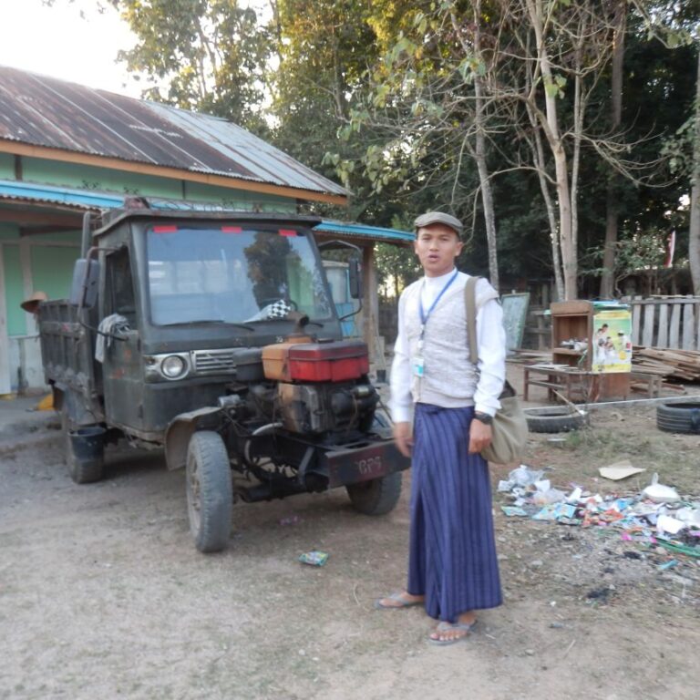 מדריכנו הבורמזי על רקע רכב סיני עתיק