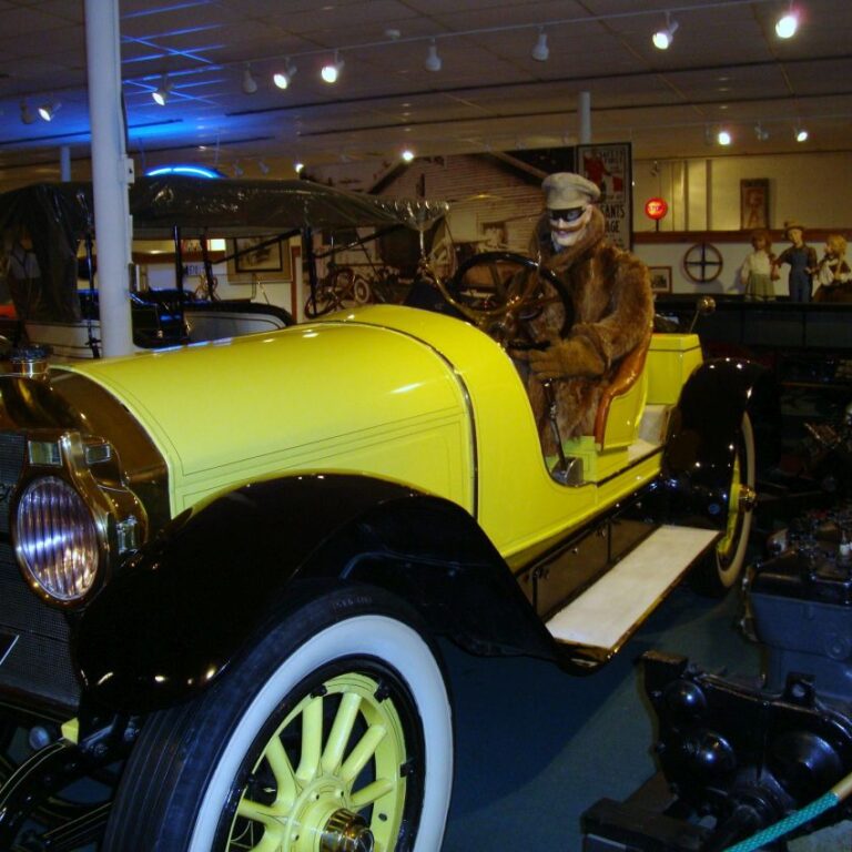 מוזיאון בדטריוט של מכוניות מלפני מלחמת העולם הראשונה