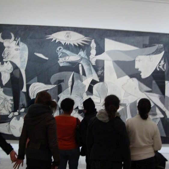 מול יצירתו האלמותית של פיקאסו -הגרניקה