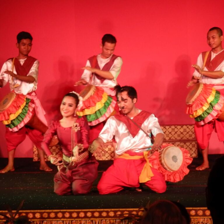 מופע קמבודי בתיאטרון פולקלור בפנום פן