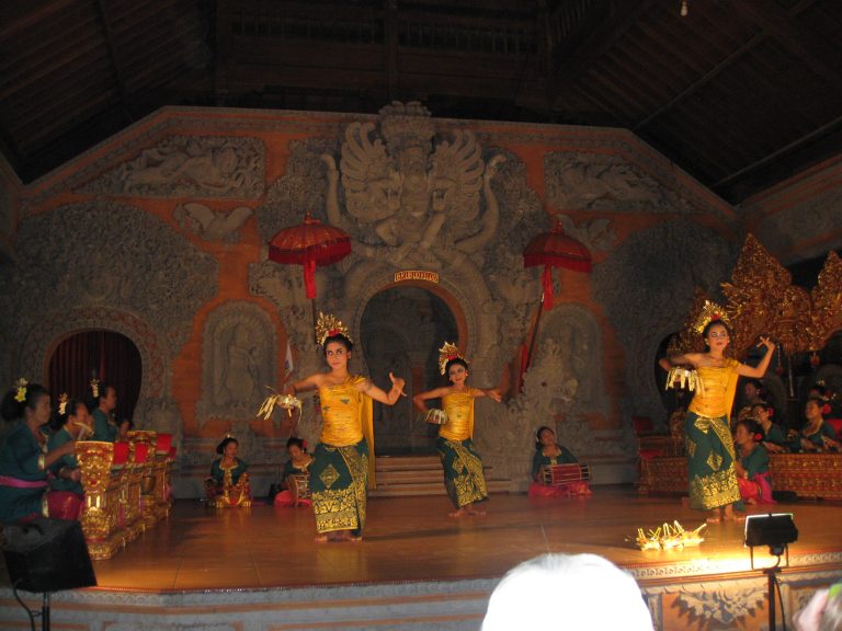 מופע ריקוד באי באלי