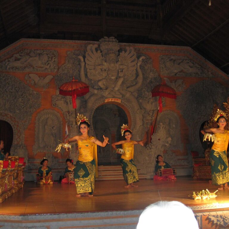 מופע ריקוד באי באלי