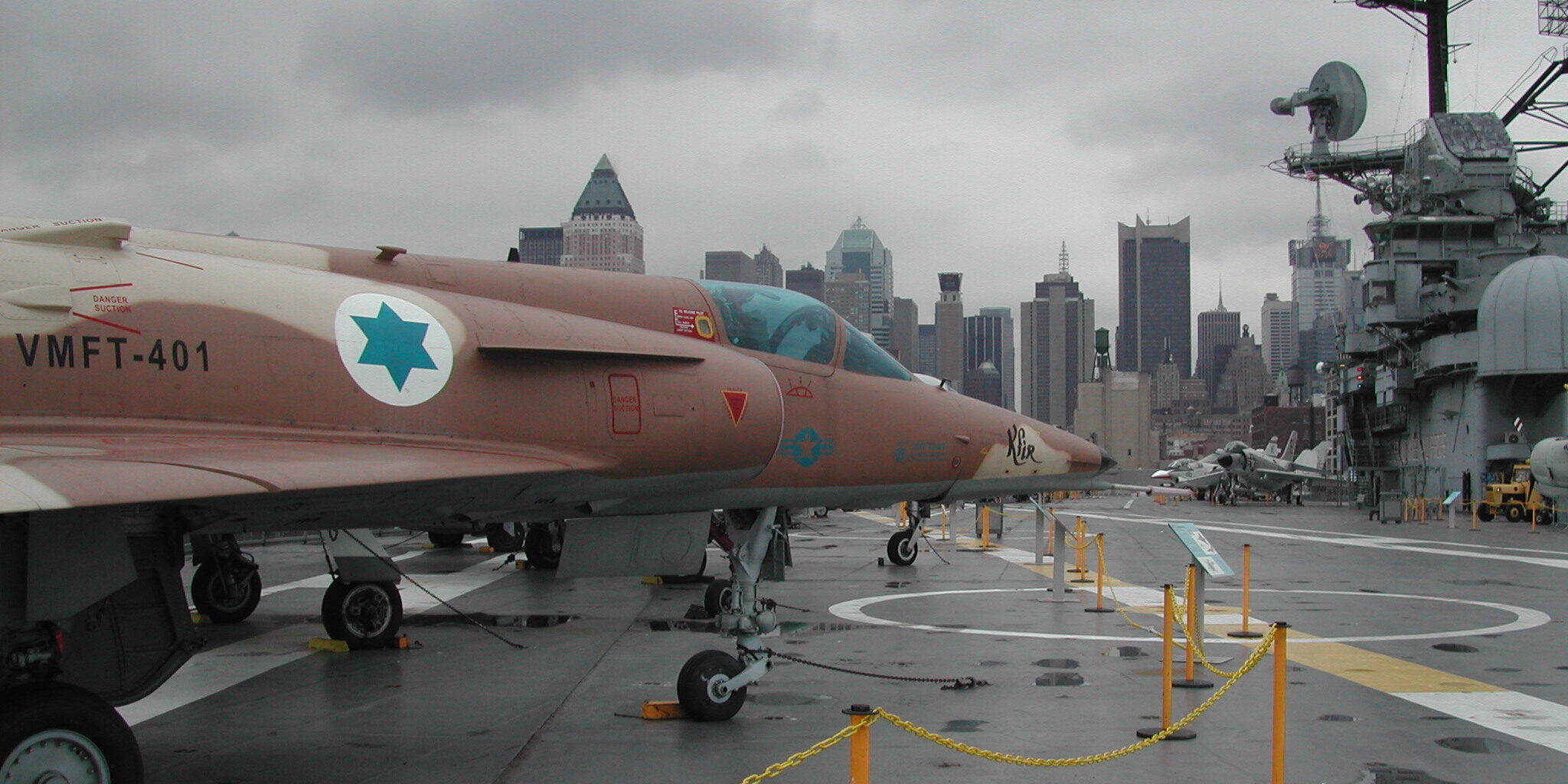 מטוס כפיר ישראלי על נושאת מטוסים בניו יורק המשמשת כמוזיאון תעופתי