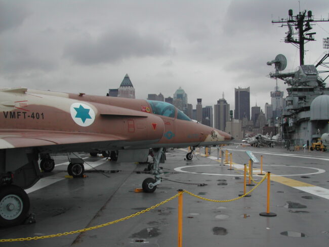 מטוס כפיר ישראלי על נושאת מטוסים בניו יורק המשמשת כמוזיאון תעופתי