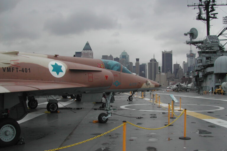 מטוס כפיר ישראלי על נושאת מטוסים בניו יורק המשמשת כמוזיאון תעופתי