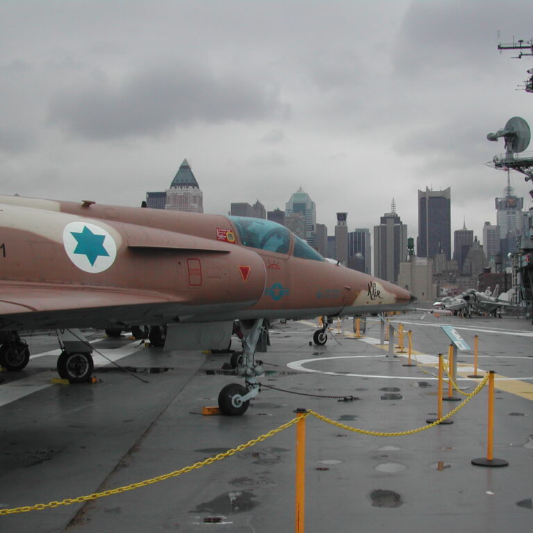 מטוס כפיר ישראלי על נושאת מטוסים בניו יורק המשמשת כמוזיאון תעופתי