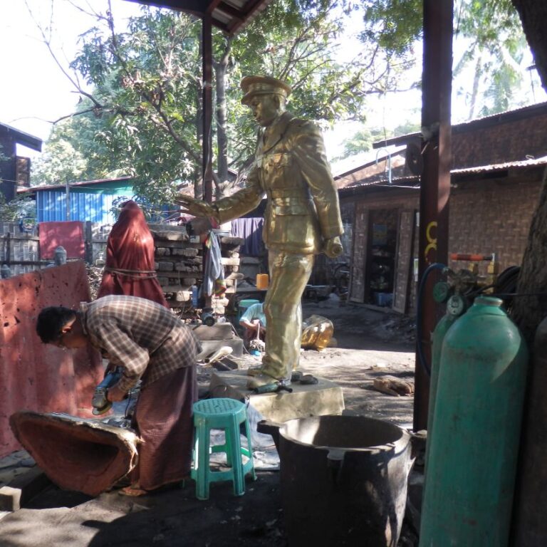 מכינים פסלים מוזהבים לגנרלים חברי החונטה השלטת