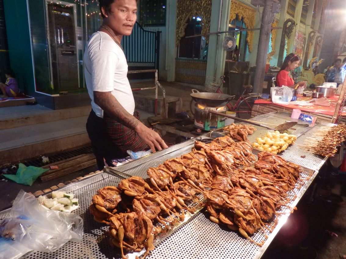 מסעדת רחוב בשוק ביאנגון