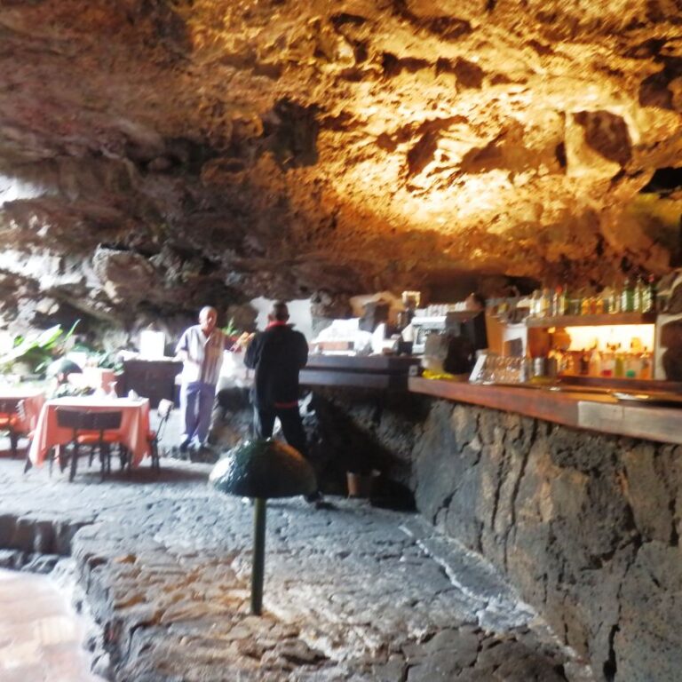 מערת המסעדה הענקית באי לאנזרוט