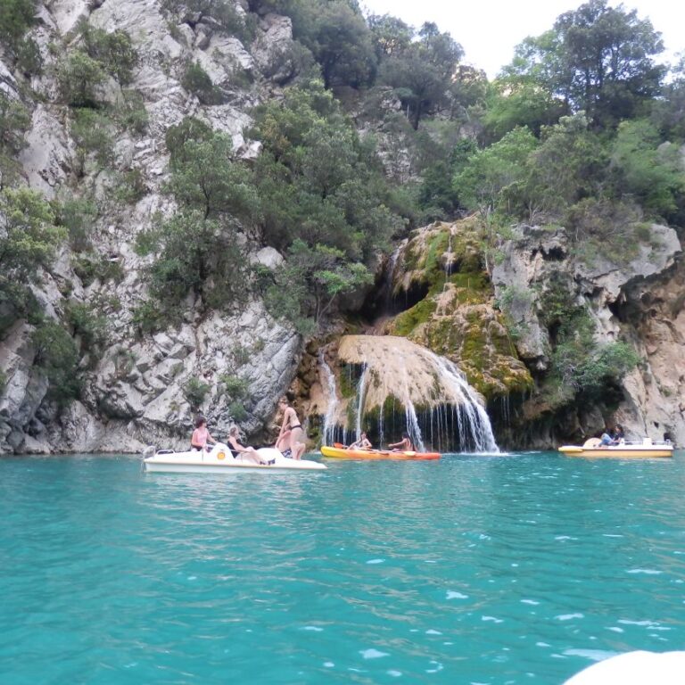 מפל הנופל לתוך האגם בקניון ורדון