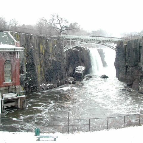 מפלי העיר פטרסון המיושבת ברוב מוסלמי בניו ג'רסי