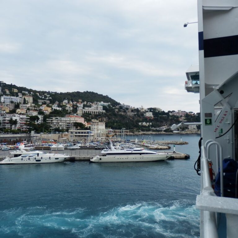 מפליגים מניצה במעבורת לקורסיקה