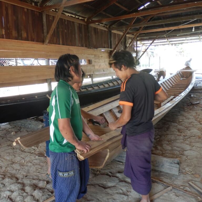 מפעל לבניית סירות על שפת הנהר