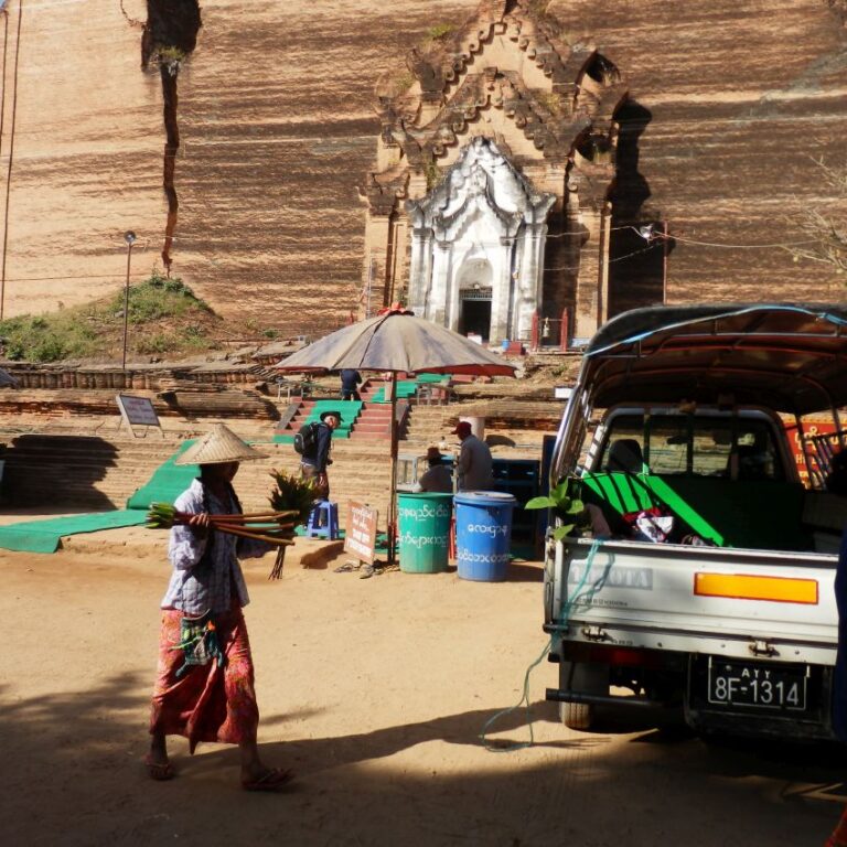 מקדש עתיק שהבורמזים עולים אליו לרגל