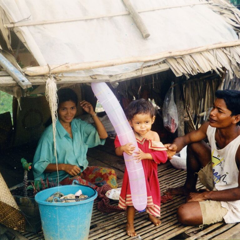 משפחה קמבודית על שפת המקונג