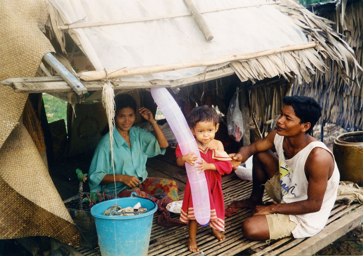 משפחה קמבודית על שפת המקונג