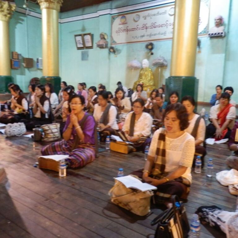 מתפללות בדבקות לבודהא