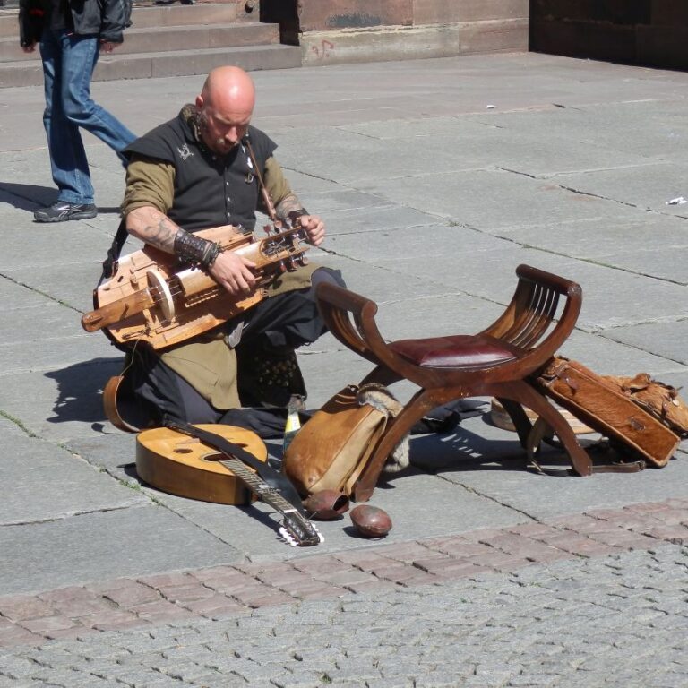 נגן קתרוס בכיכר הקתדרלה בשרבורג